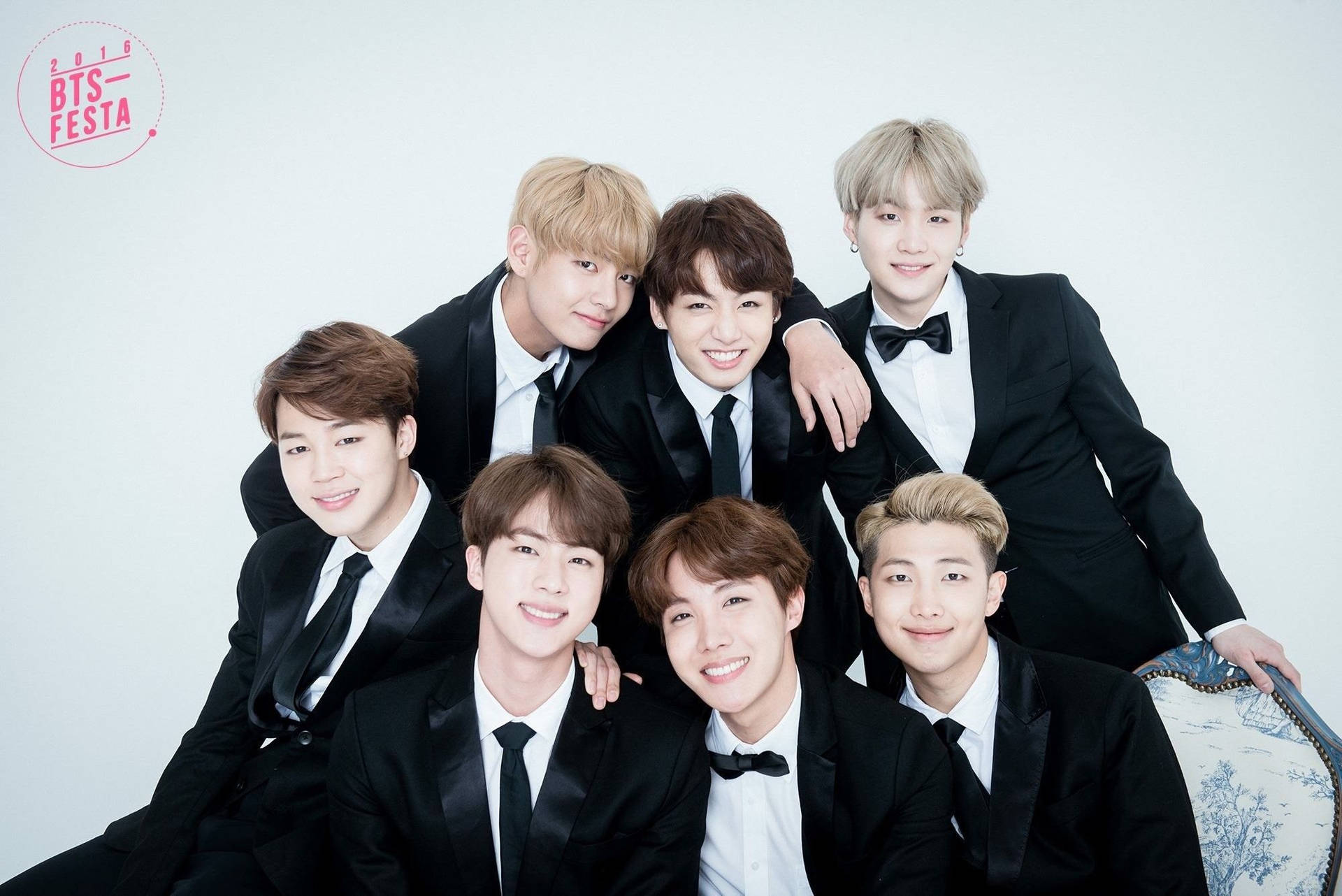BTS सदस्य काले सूट में आपको देख रहे हैं, K-pop सदस्य। — बीटीएस वॉलपेपर