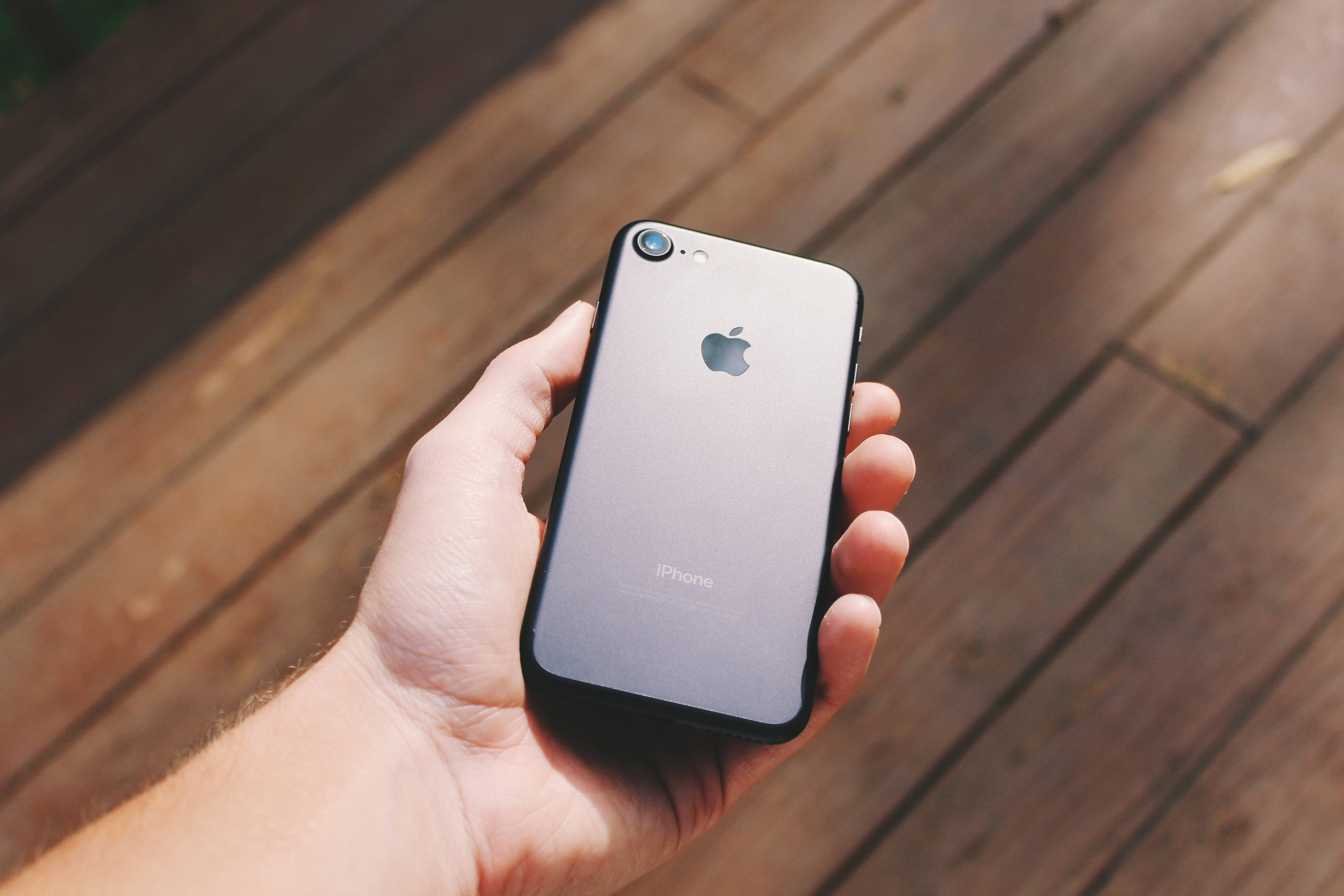 शानदार बैकग्राउंड के साथ चिकना iPhone 8 वॉलपेपर