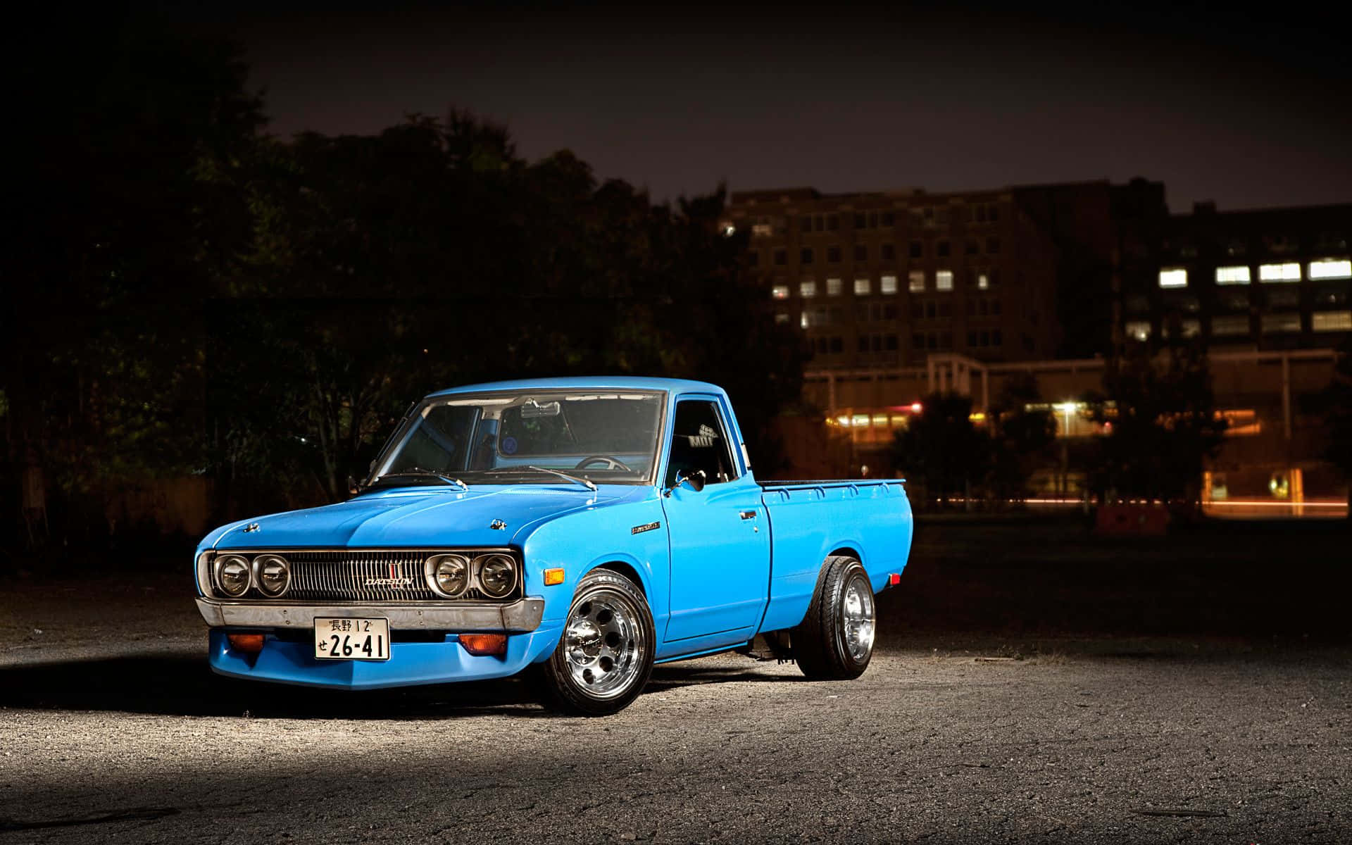 सड़क पर विंटेज Datsun स्पोर्ट्स कार वॉलपेपर