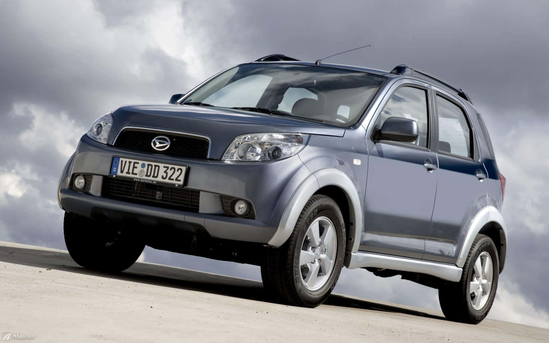 सड़क पर स्लीक और स्टाइलिश Daihatsu वॉलपेपर