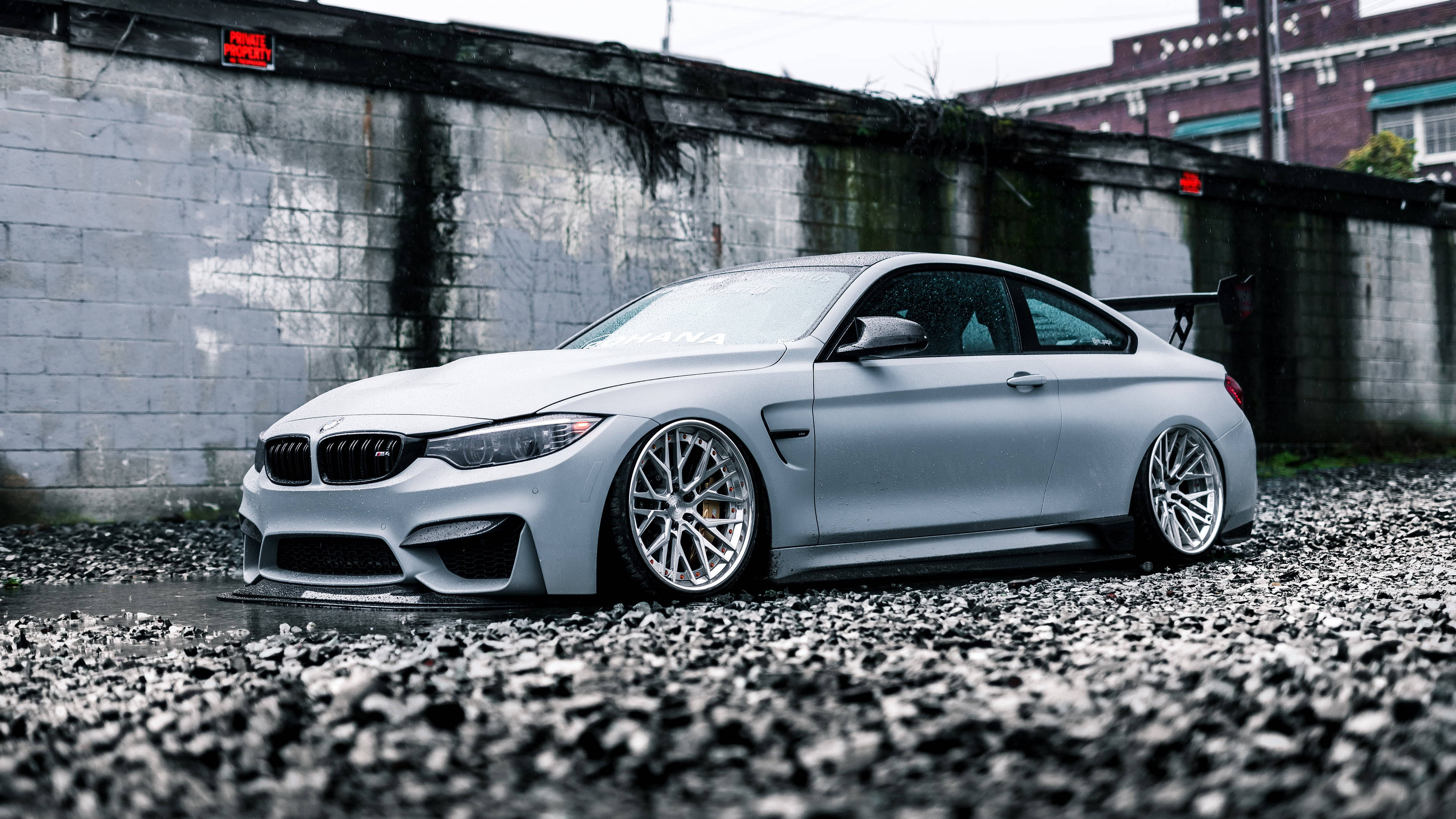 सफेद BMW M4 पथरीली जमीन पर वॉलपेपर