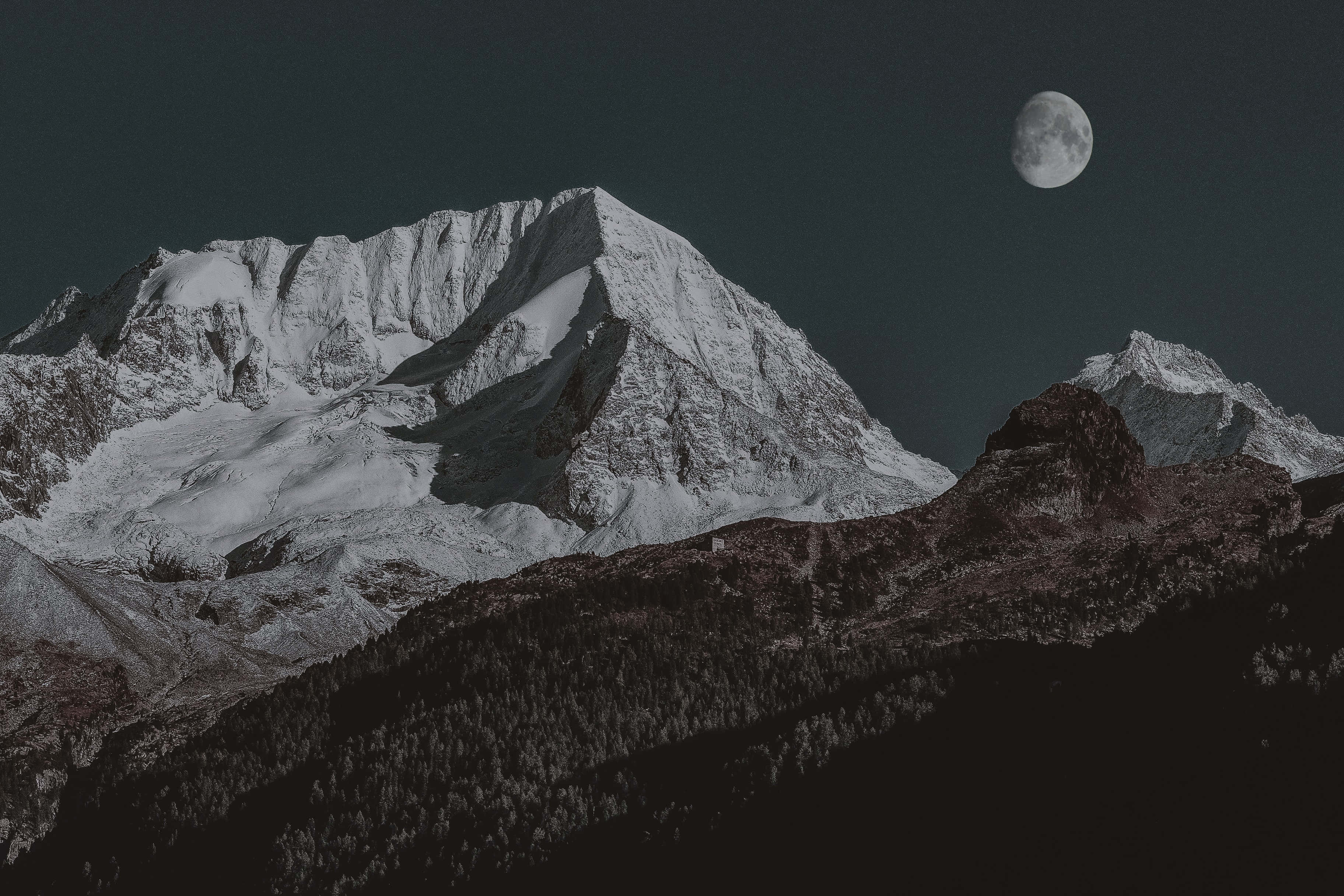 सफेद पहाड़ों और चाँद की तस्वीर वॉलपेपर