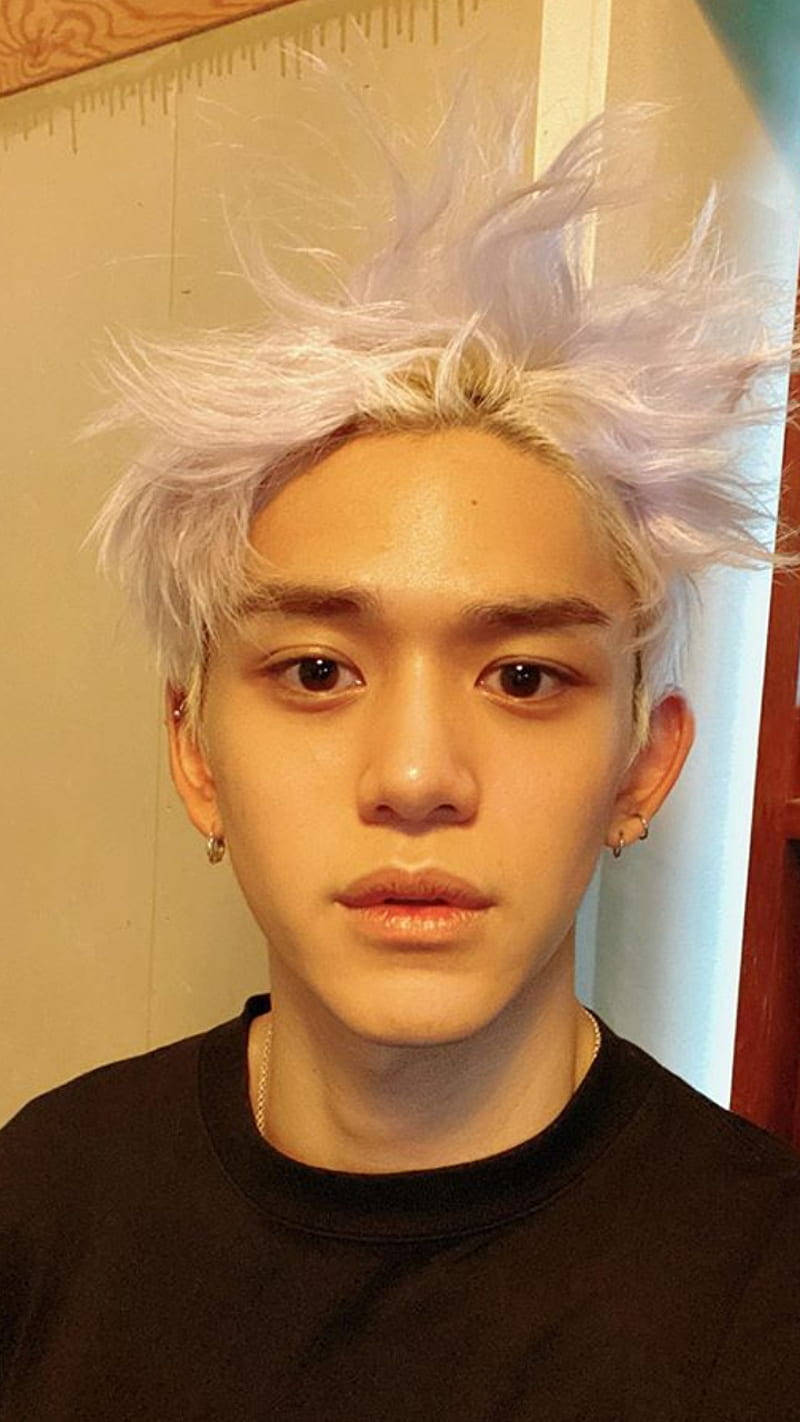सफेद बालों वाले NCT Lucas वॉलपेपर