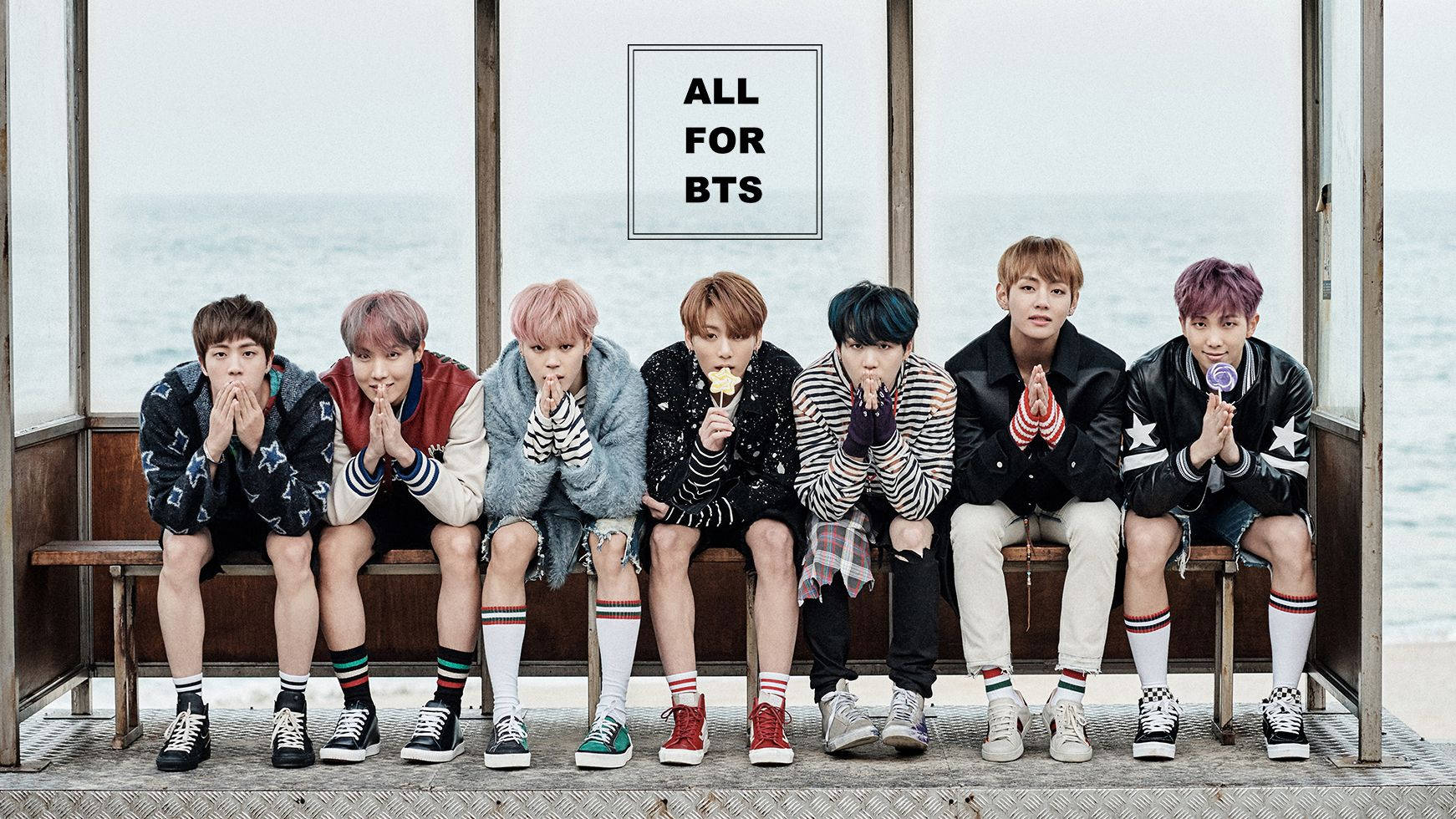 BTS बॉयबैंड सदस्य सोफे पर बैठा आपको देख रहा है। — बीटीएस वॉलपेपर