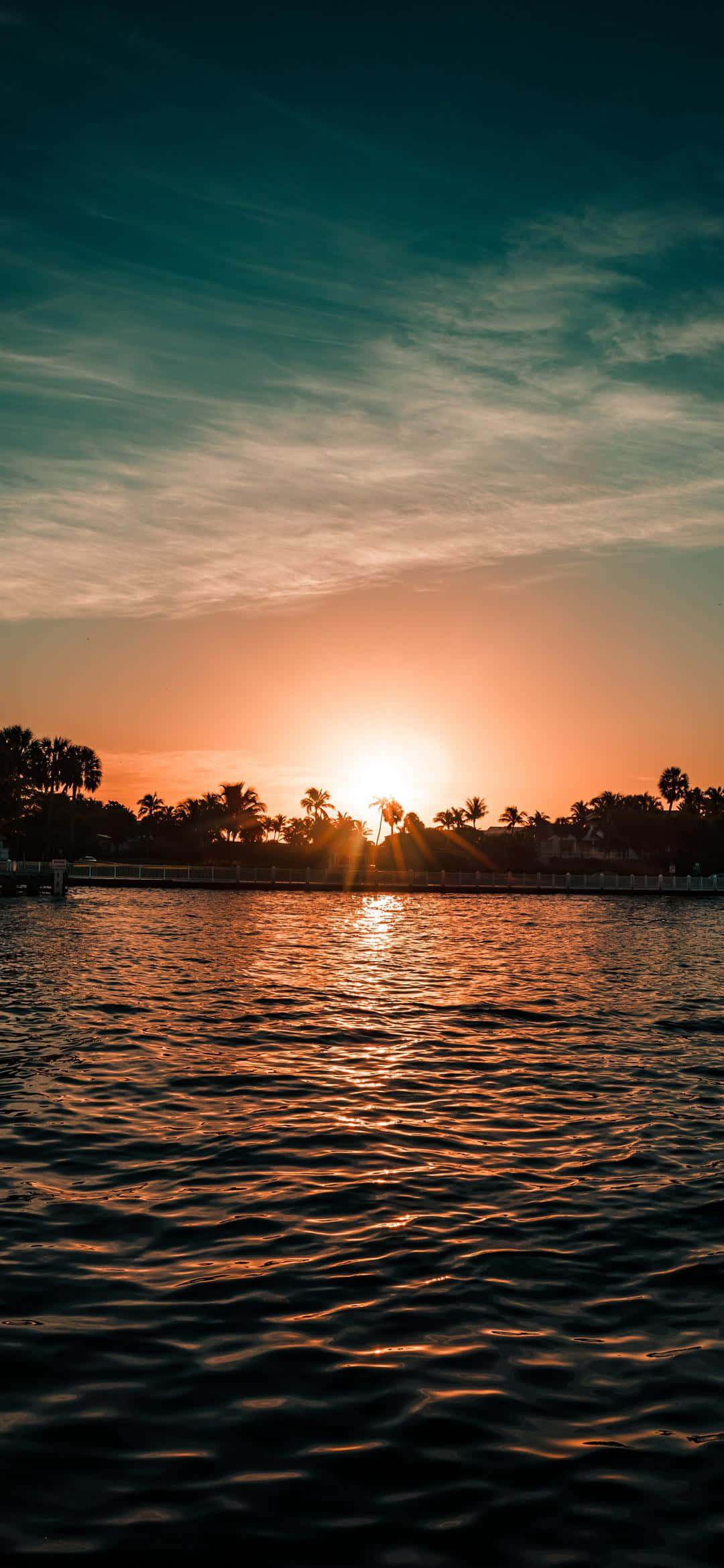 समुद्र तट पर शांत सूर्योदय वॉलपेपर