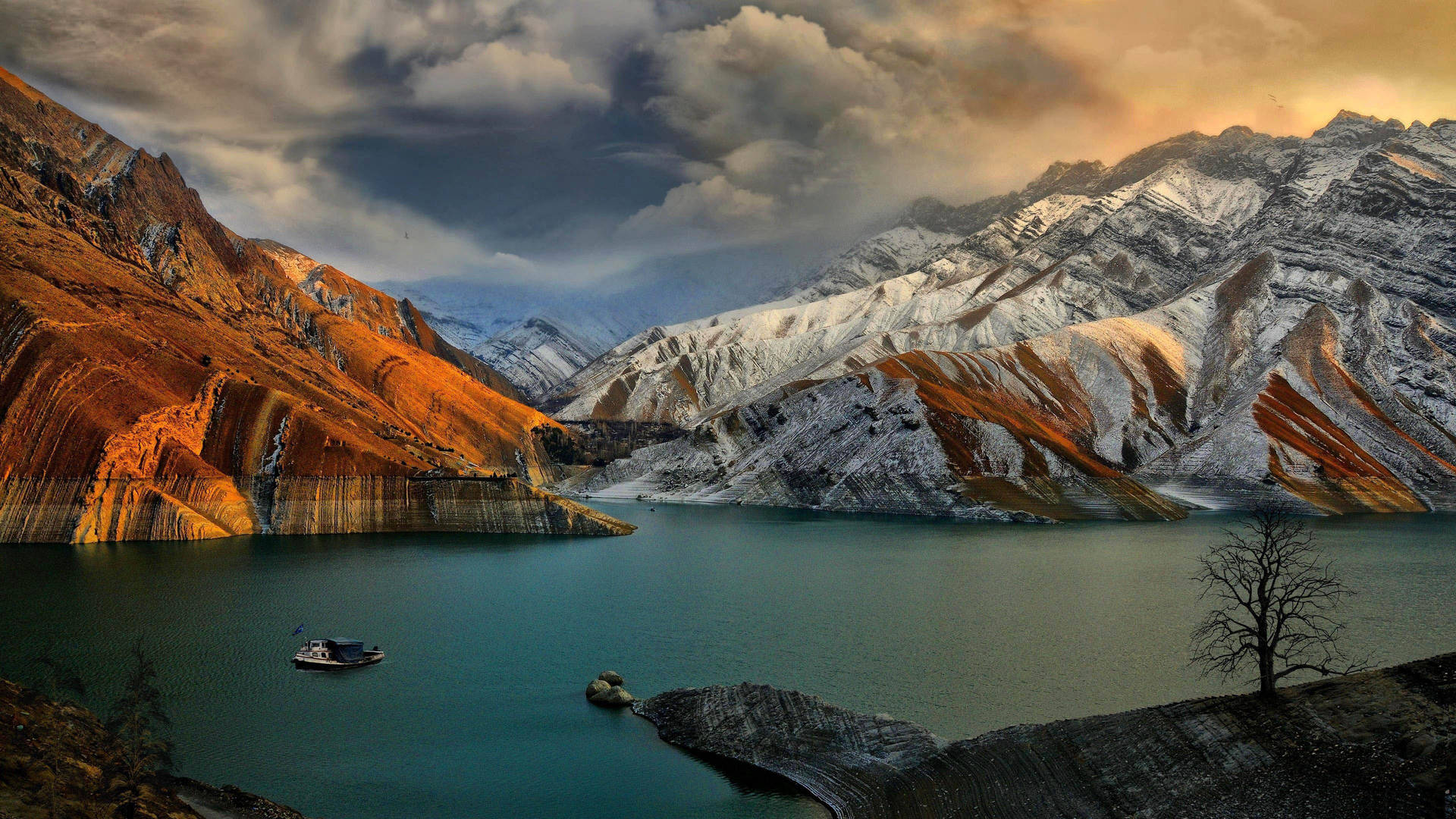 गर्म और बर्फीली पर्वत श्रृंखलाएँ 4K वॉलपेपर