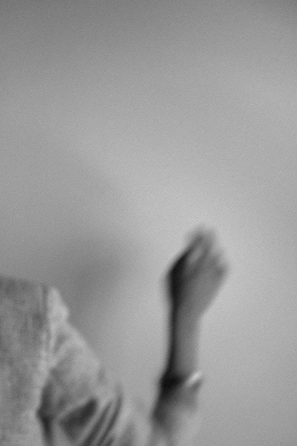 सौंदर्यपूर्ण धुंधला हल्का ग्रे वॉलपेपर