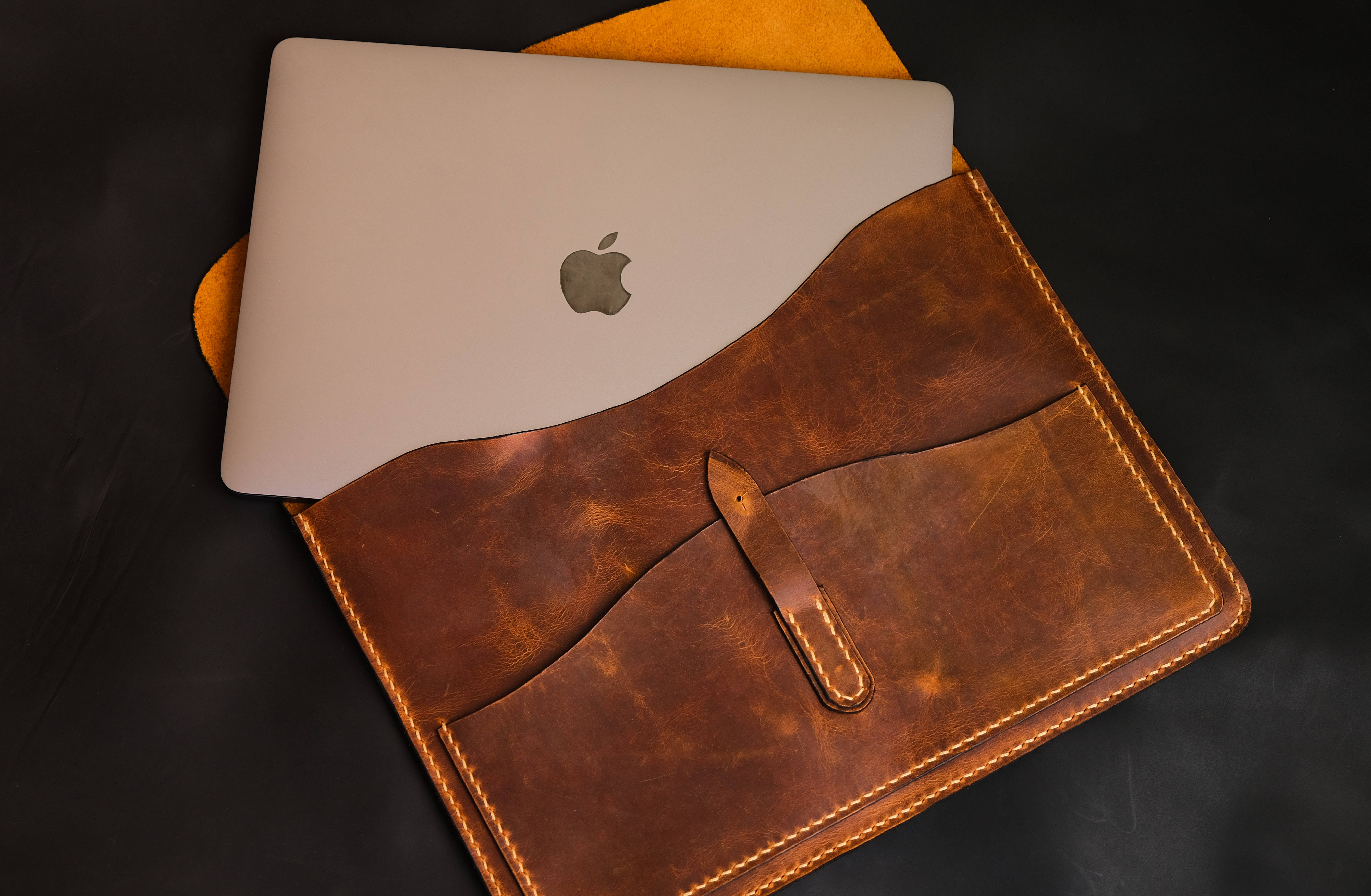 स्टाइलिश Apple Mac डेस्कटॉप क्रिएटिव वर्कस्पेस पर वॉलपेपर