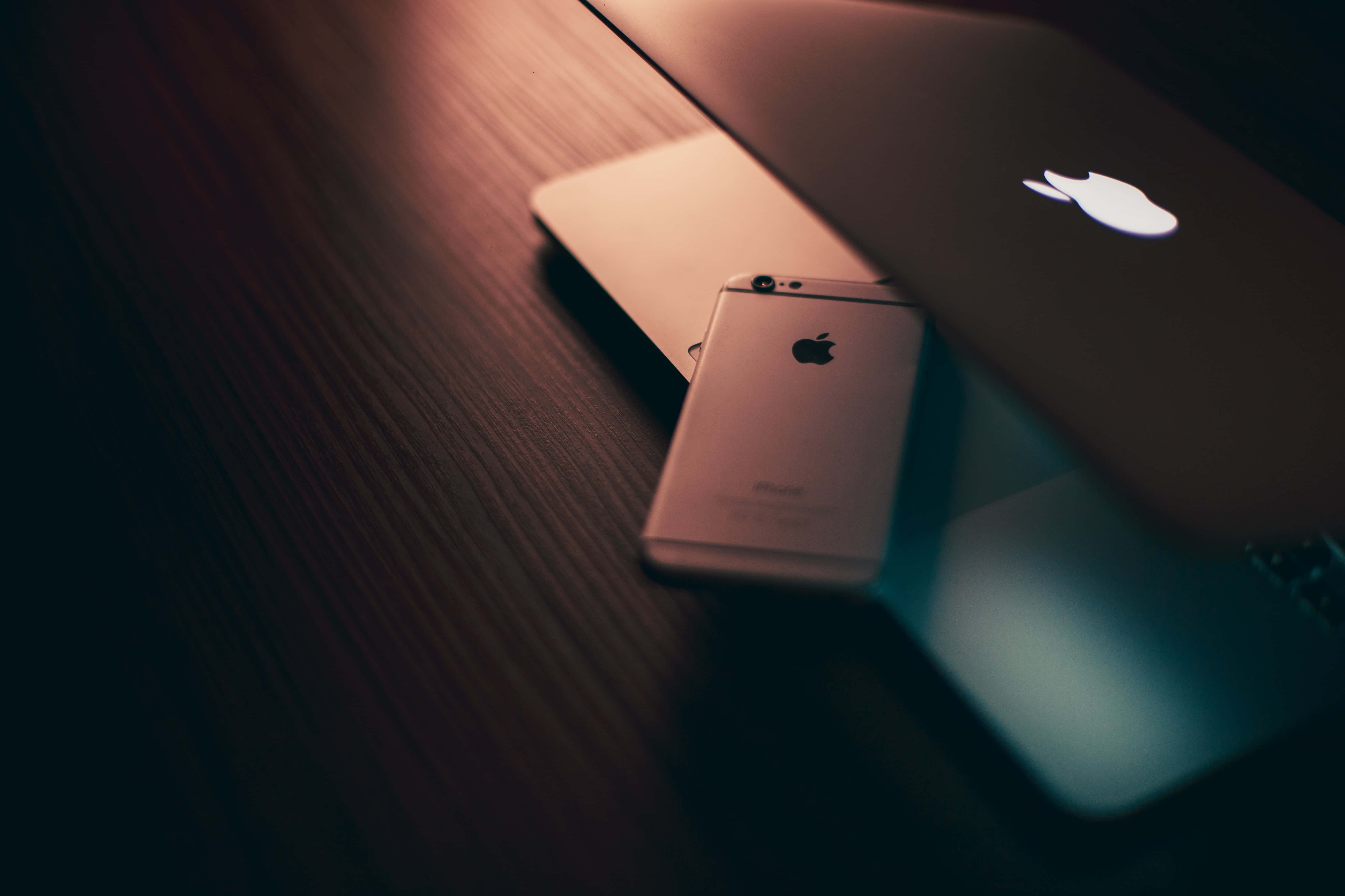 स्टाइलिश और आधुनिक Apple MacBook लैपटॉप वॉलपेपर