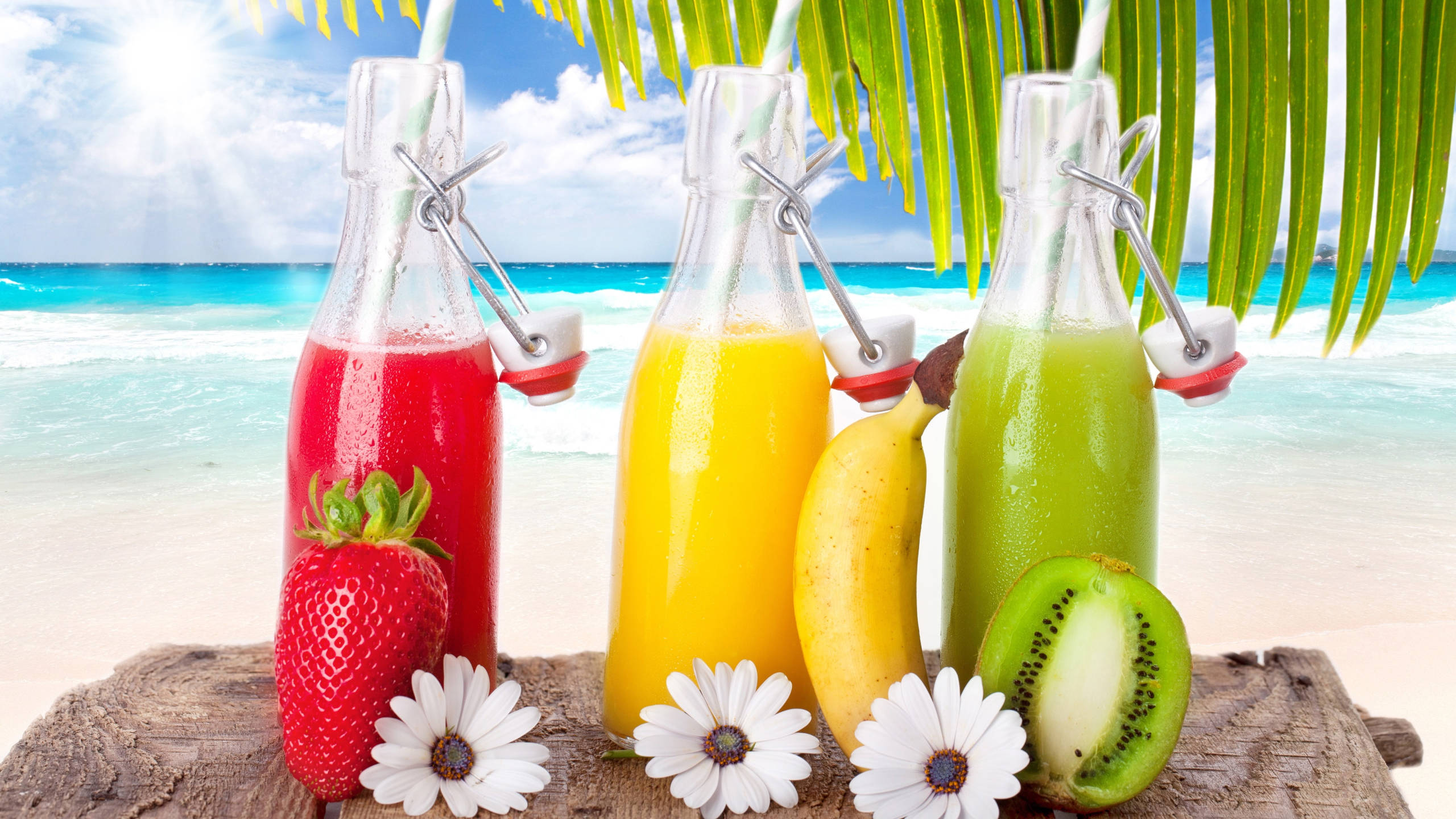 स्ट्रॉबेरी, केला और कीवी ट्रॉपिकल ड्रिंक वॉलपेपर