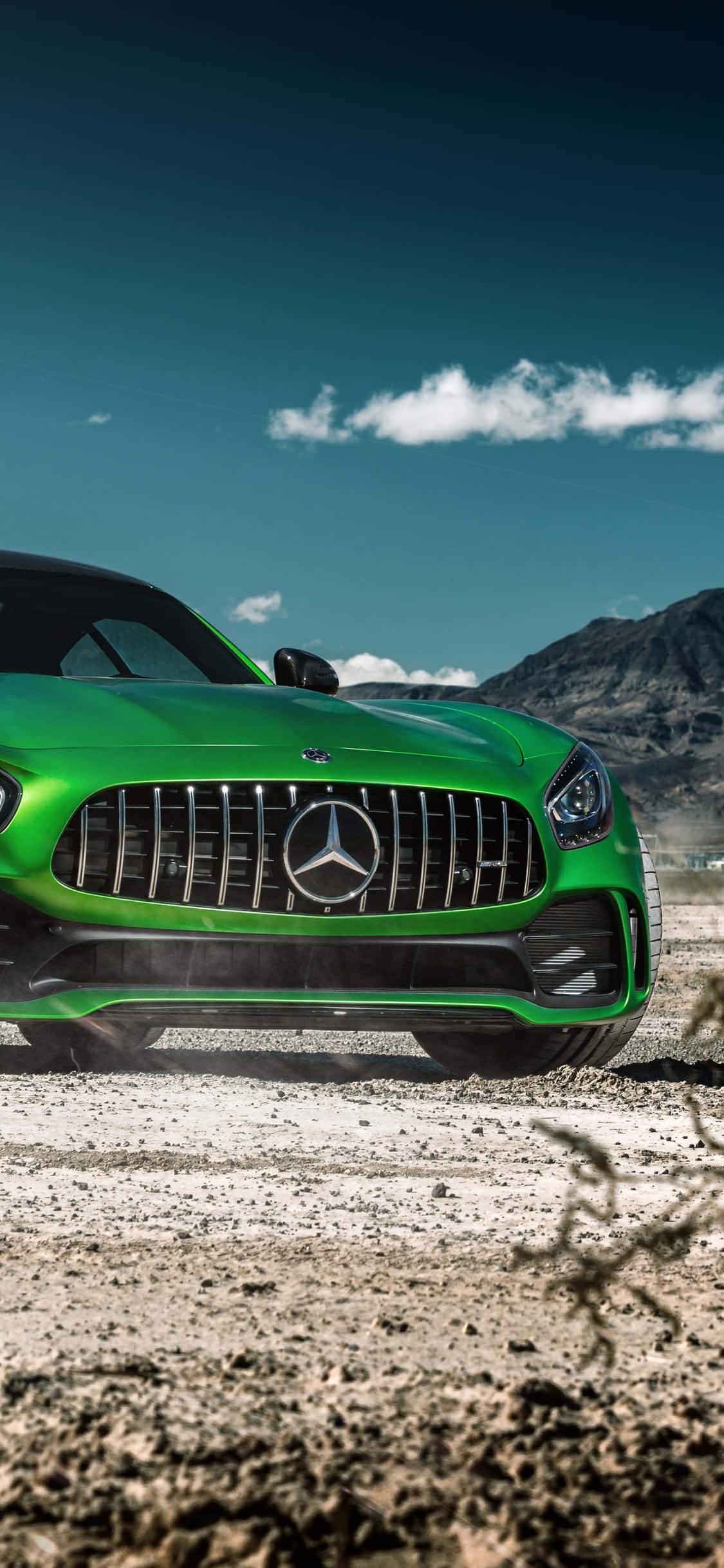 हरा iPhone Xs Mercedes Amg पृष्ठभूमि पहाड़ों के पास वॉलपेपर