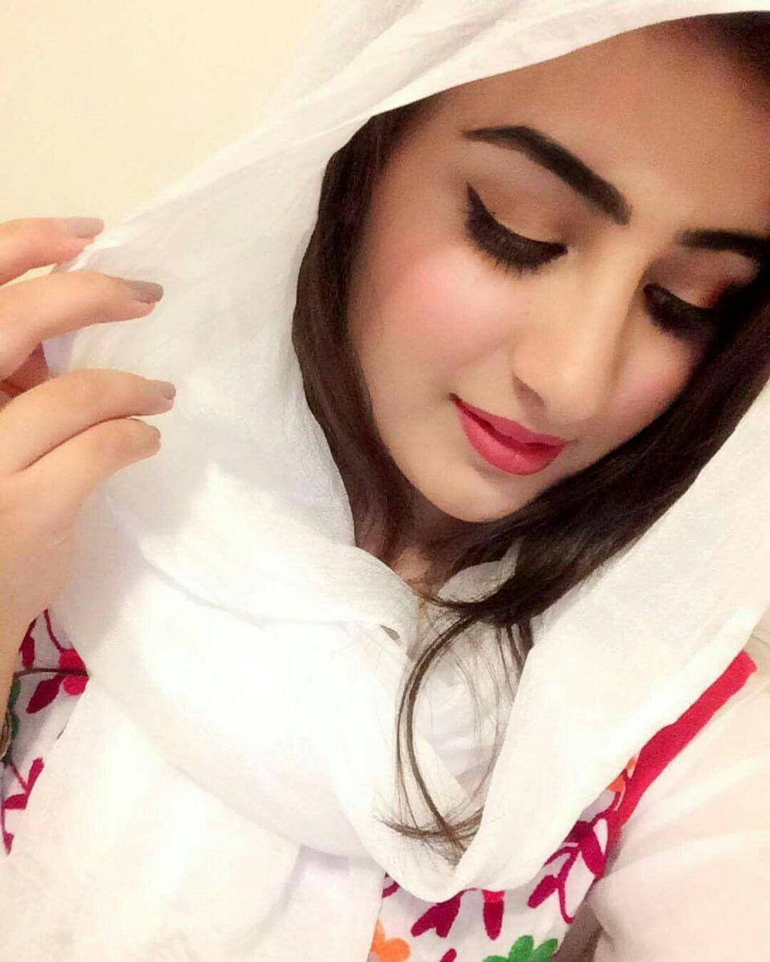 हिजाब गर्ल सेल्फी इन व्हाइट वॉलपेपर