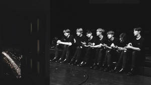 BTS लैपटॉप बैकस्टेज फोटो ब्लैक एंड व्हाइट — बीटीएस लैपटॉप वॉलपेपर