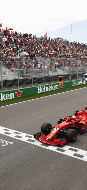 F1 iPhone वेट्टेल फिनिश लाइन — सैमसंग S23 अल्ट्रा वॉलपेपर