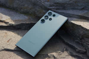 Samsung S23 Ultra चट्टान की सतह पर — सैमसंग गैलेक्सी s22 वॉलपेपर