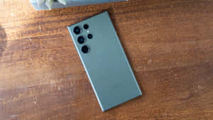 Samsung S23 Ultra हरा पिछला कैमरा ऐरे लकड़ी की सतह — सैमसंग गैलेक्सी वॉलपेपर