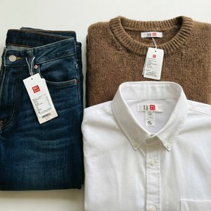 टैग के साथ Uniqlo कपड़ों की फ्लैट ले। — गैलेक्सी वॉच वॉलपेपर