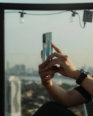 Xiaomi स्मार्टफोन वाला आदमी