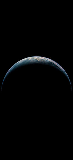 iPhone Earth — पिक्सल 7a वॉलपेपर