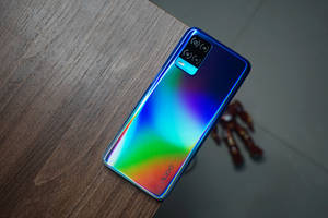 इंद्रधनुषी Oppo RENO5 Z