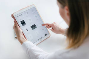 एप्पल आईपैड प्रो उपयोग में — iPad Pro वॉलपेपर