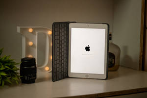 एप्पल आईपैड प्रो कीबोर्ड एक्सेसरी के साथ — iPad Pro वॉलपेपर