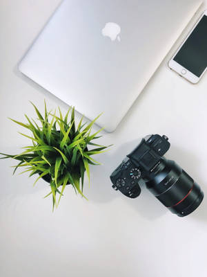 कैमरे के साथ आईफोन डेस्क — MacBook वॉलपेपर