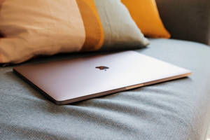 एस्थेटिक मैक वर्कस्पेस के साथ रचनात्मकता को उजागर करें — MacBook Pro वॉलपेपर