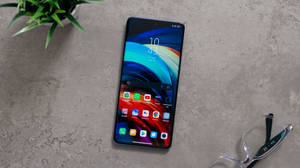 कंक्रीट फ़र्श पर Xiaomi फ़ोन