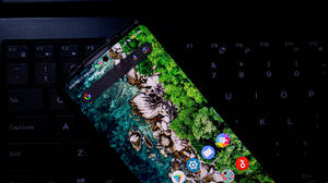कीबोर्ड पर Xiaomi स्मार्टफोन