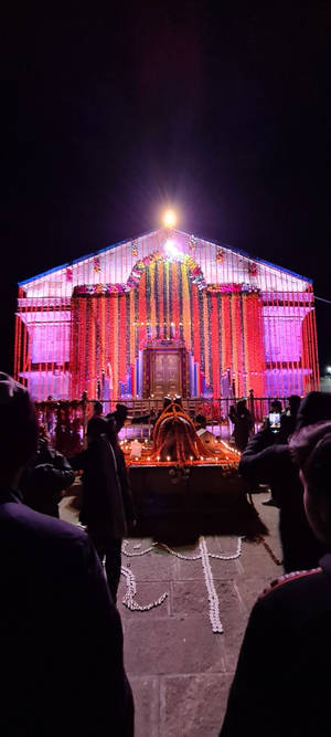 केदारनाथ मंदिर पीठ 4K — गैलेक्सी S24+ वॉलपेपर