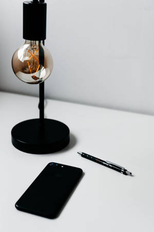 लैंप के साथ iPhone डेस्क — 小米 Pad 8 Pro वॉलपेपर