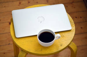 कॉफी और Macbook Air वॉलपेपर