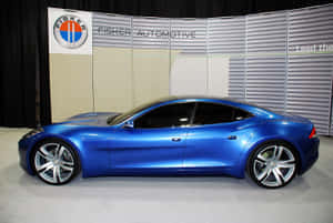 खुली सड़क पर चलता Fisker Karma इलेक्ट्रिक वाहन — Surface Pro वॉलपेपर