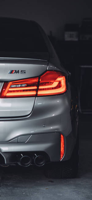 ग्रे BMW M5 कार आईफोन — गैलेक्सी S24 एफई वॉलपेपर