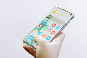 चमकदार सेटिंग में स्लीक सैमसंग गैलेक्सी S10 — गैलेक्सी s10 वॉलपेपर