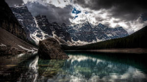 डार्क मोरेन झील वॉलपेपर — 2560x1440 वॉलपेपर