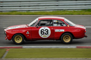 अल्फा रोमियो GTA रेस कार वॉलपेपर
