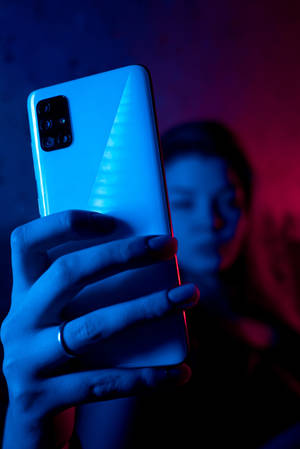 नीयन ब्लू आईफोन में फोन के साथ महिला — 小米 Pad 9 Pro Max वॉलपेपर