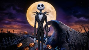 जैक स्केलिंगटन चमकते चाँद के नीचे हैलोवीन टाउन पर भव्य रूप से खड़ा है। — 나이트메어 비포 크리스마스 वॉलपेपर