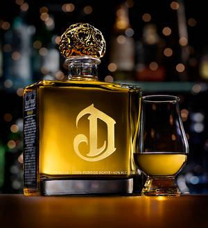 प्रीमियम Deleon Gold Tequila - उच्च जीवन का टोस्ट — 荣耀 Magic V वॉलपेपर
