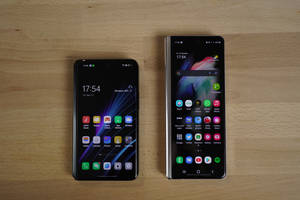 फोल्डेड Oppo और Samsung स्मार्टफोन