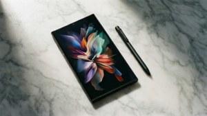 मार्बल पर S24 Ultra और S Pen का ऊपर से दृश्य