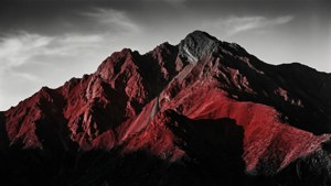 लाल पहाड़ की बनावट पर जोर देती हुई श्वेत-श्याम कला फोटो
