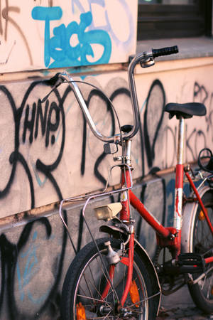 लाल बाइक ग्रैफिटी — 小米 Pad वॉलपेपर