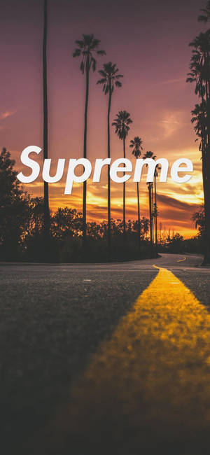 सड़क पर नारंगी Supreme लोगो — आईफोन 13 प्रो मैक्स वॉलपेपर