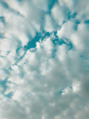 नीले बादल की पृष्ठभूमि — 3:4 वॉलपेपर