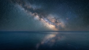 समुद्र पर प्रतिबिंबित आकाशगंगा का अल्ट्रा-वाइड रात्रि वॉलपेपर। — 5120x1440 वॉलपेपर
