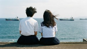 टाकू और रिकाको समुद्र के नज़ारे वाले स्कूल की छत पर बैठे हैं, Ocean Waves से। — समुद्र की लहरें वॉलपेपर