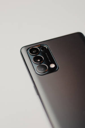 सिल्वर Oppo फोन कैमरा लेंस